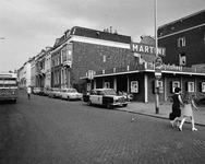 70908 Gezicht in de zuidzijde van de Stationsstraat te Utrecht, vanaf het Stationsplein, met op de hoek de door de ...